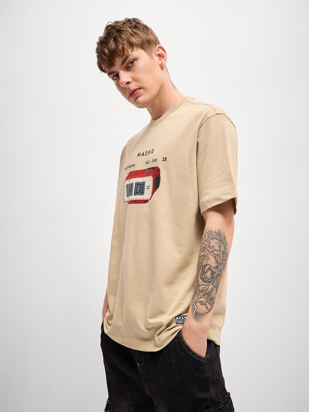 Men Beige GraphicRetro Clock Print Oversize Crew Neck T-shirt