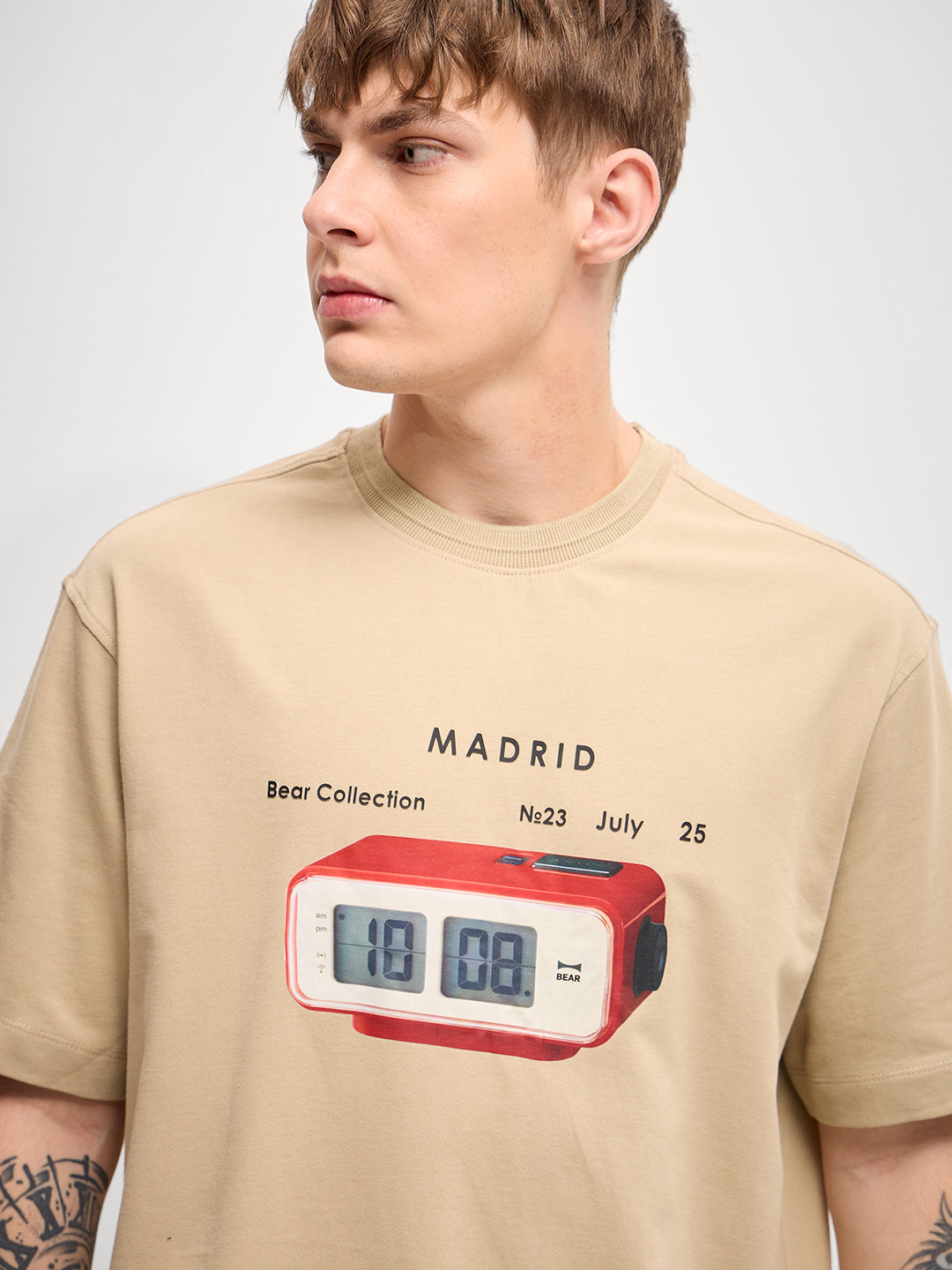 Men Beige GraphicRetro Clock Print Oversize Crew Neck T-shirt