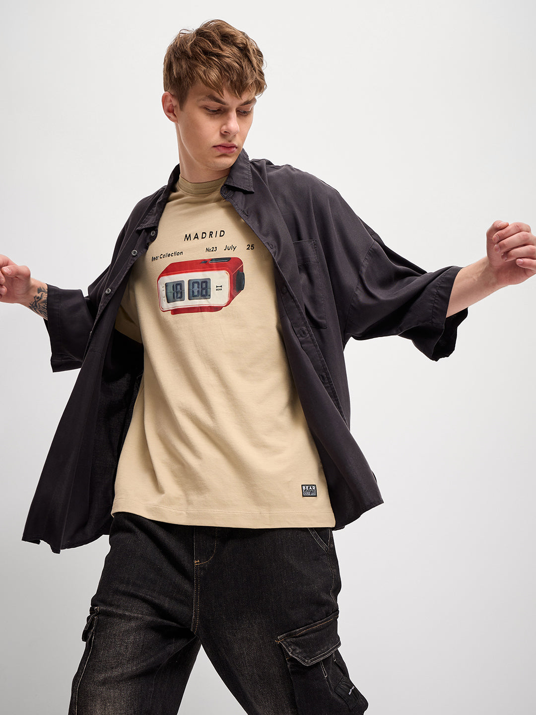 Men Beige GraphicRetro Clock Print Oversize Crew Neck T-shirt