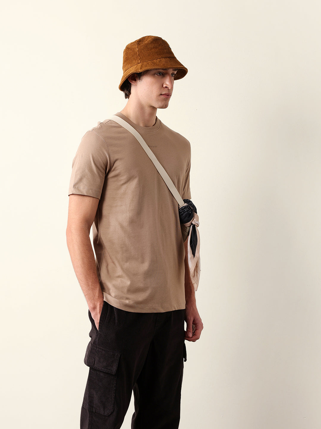 Men Pure Cotton Solid Round Neck Tshirt