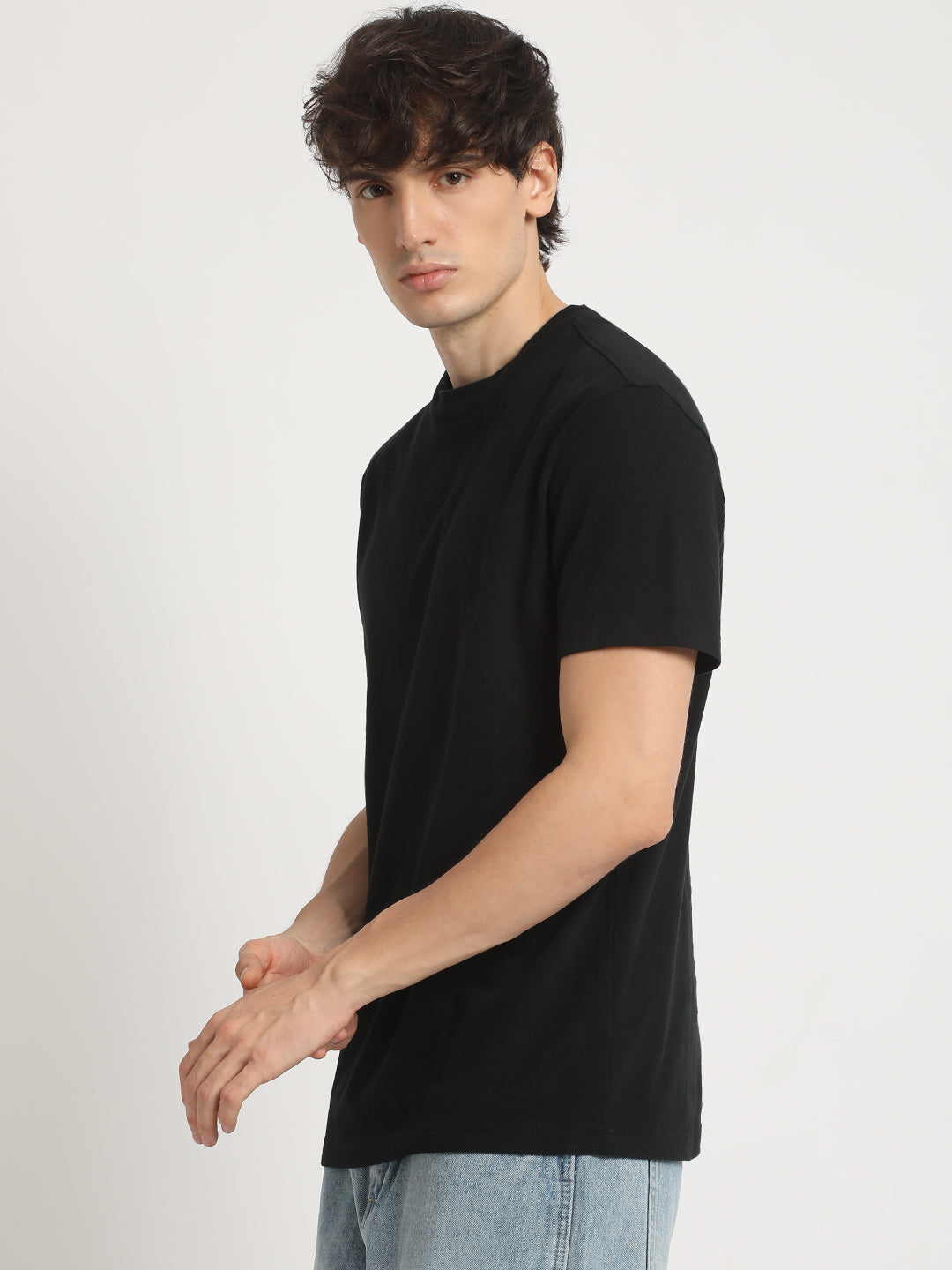 Men Black Solid Relaxed Fit Round Neck T Shirt | The Bear House