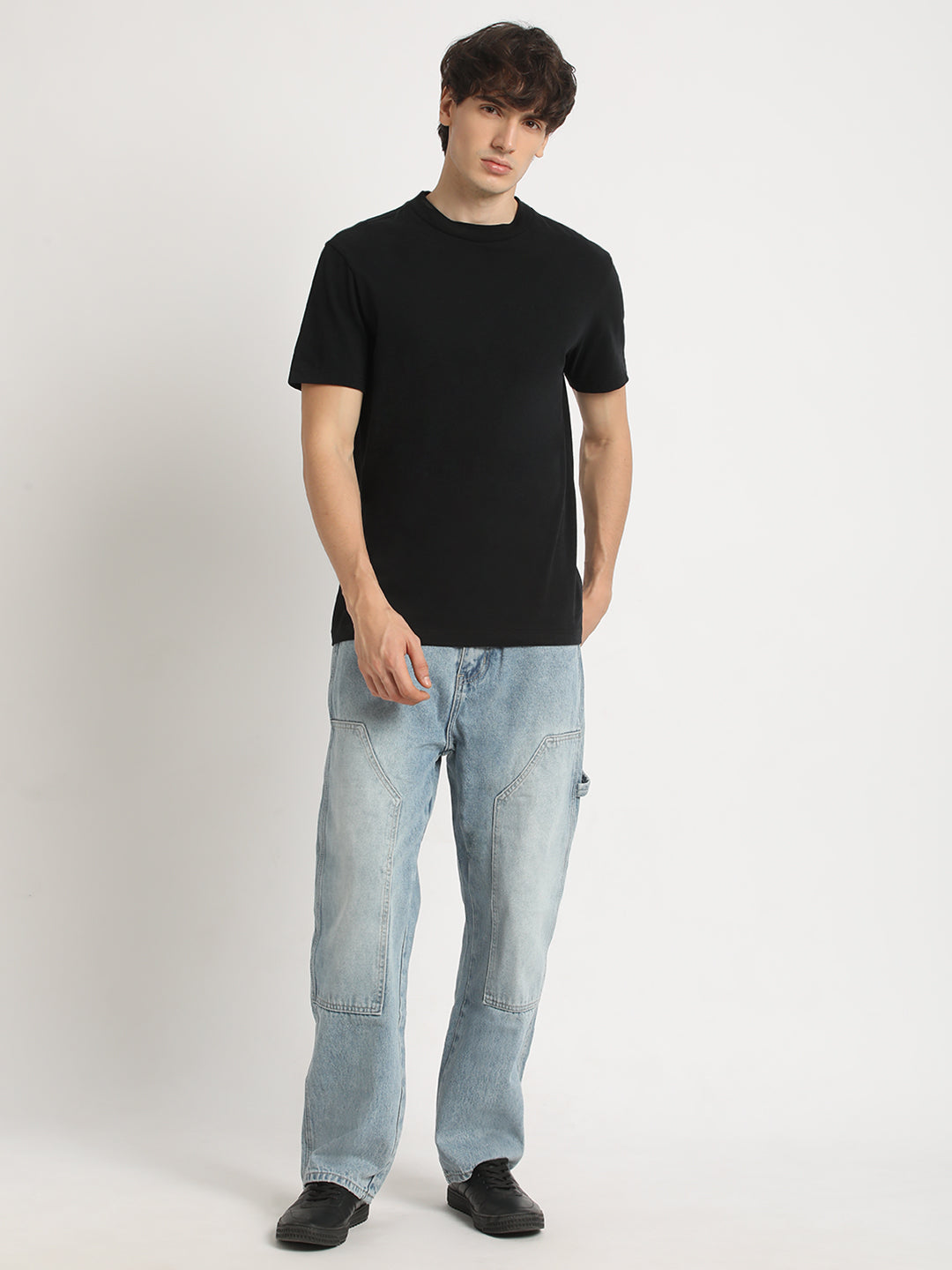 Men Black Solid Relaxed Fit Round Neck T Shirt | The Bear House