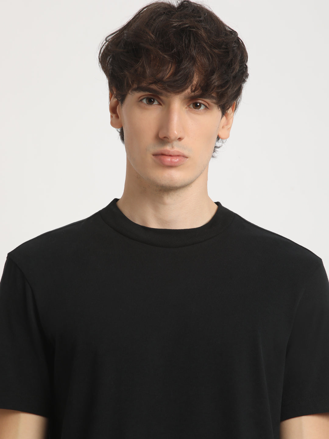 Men Black Solid Relaxed Fit Round Neck T Shirt | The Bear House