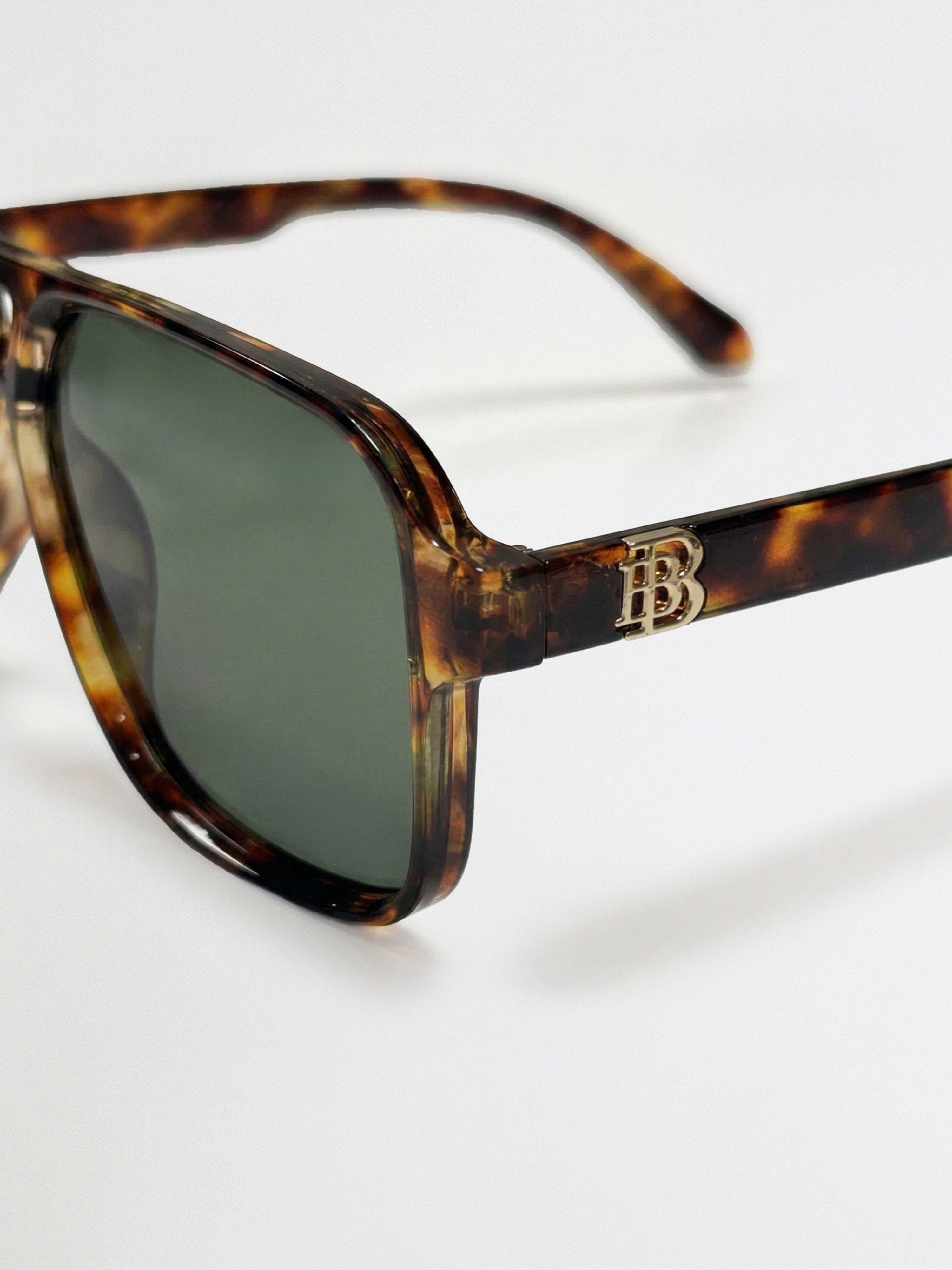 Men Wayfarer Full-Rim Sunglasses with Tortoiseshell Frame and Polarized Olive-Tinted Lenses