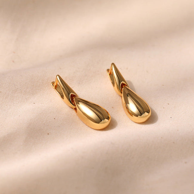 Elegant Gold Teardrop Dangle Earring