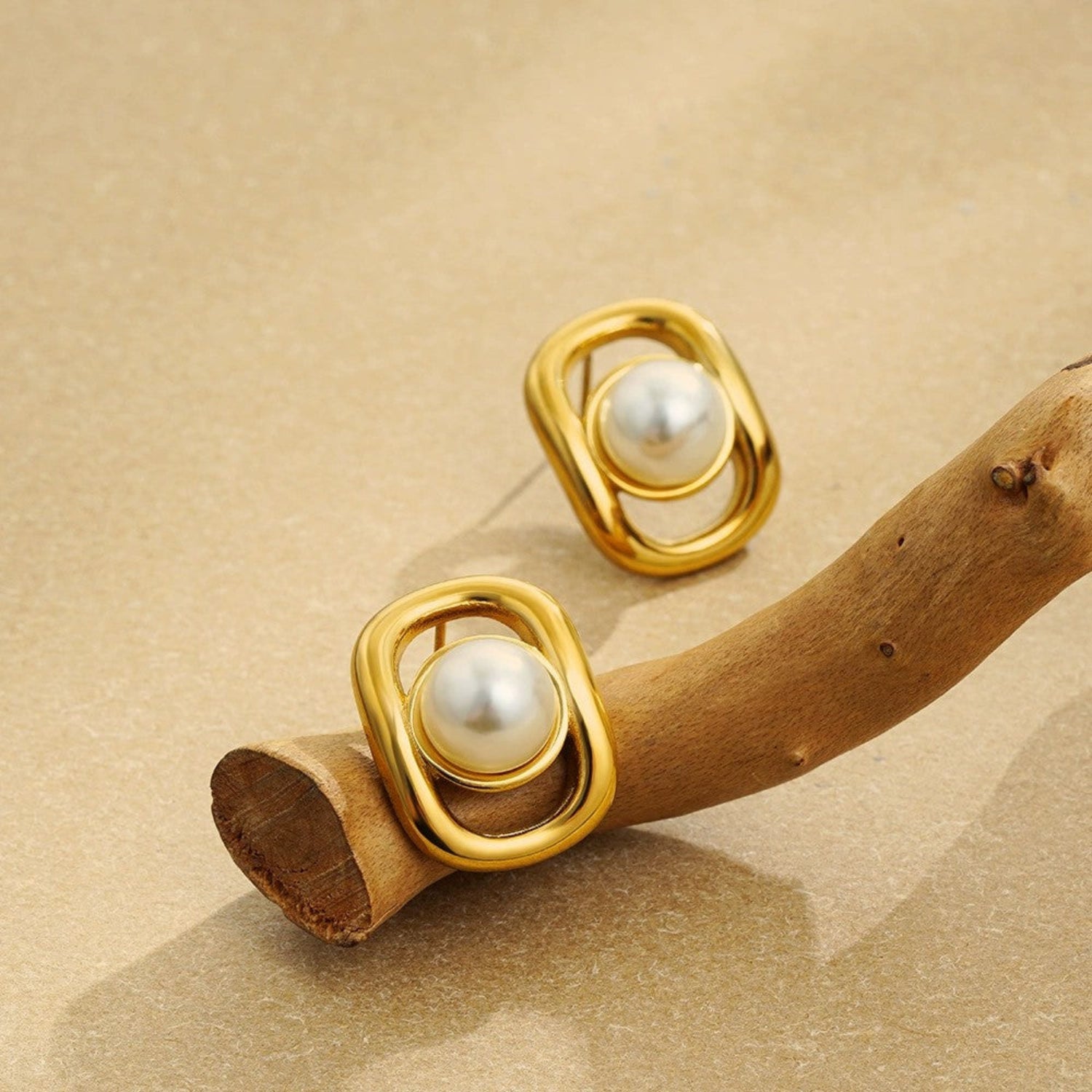 Golden Oval Pearl Elegance Stud