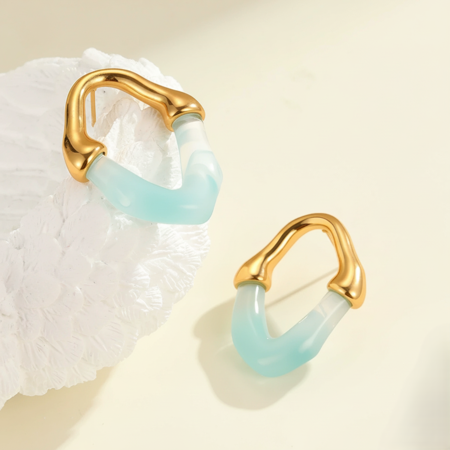 Resin Acetate U-Shape Blue Studs